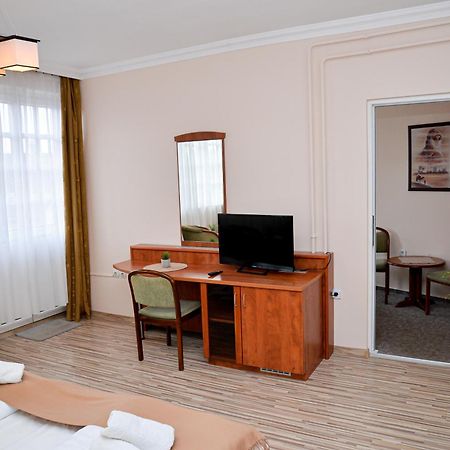 Bed and Breakfast Major Panzió és Étterem Hajdúszoboszló Esterno foto