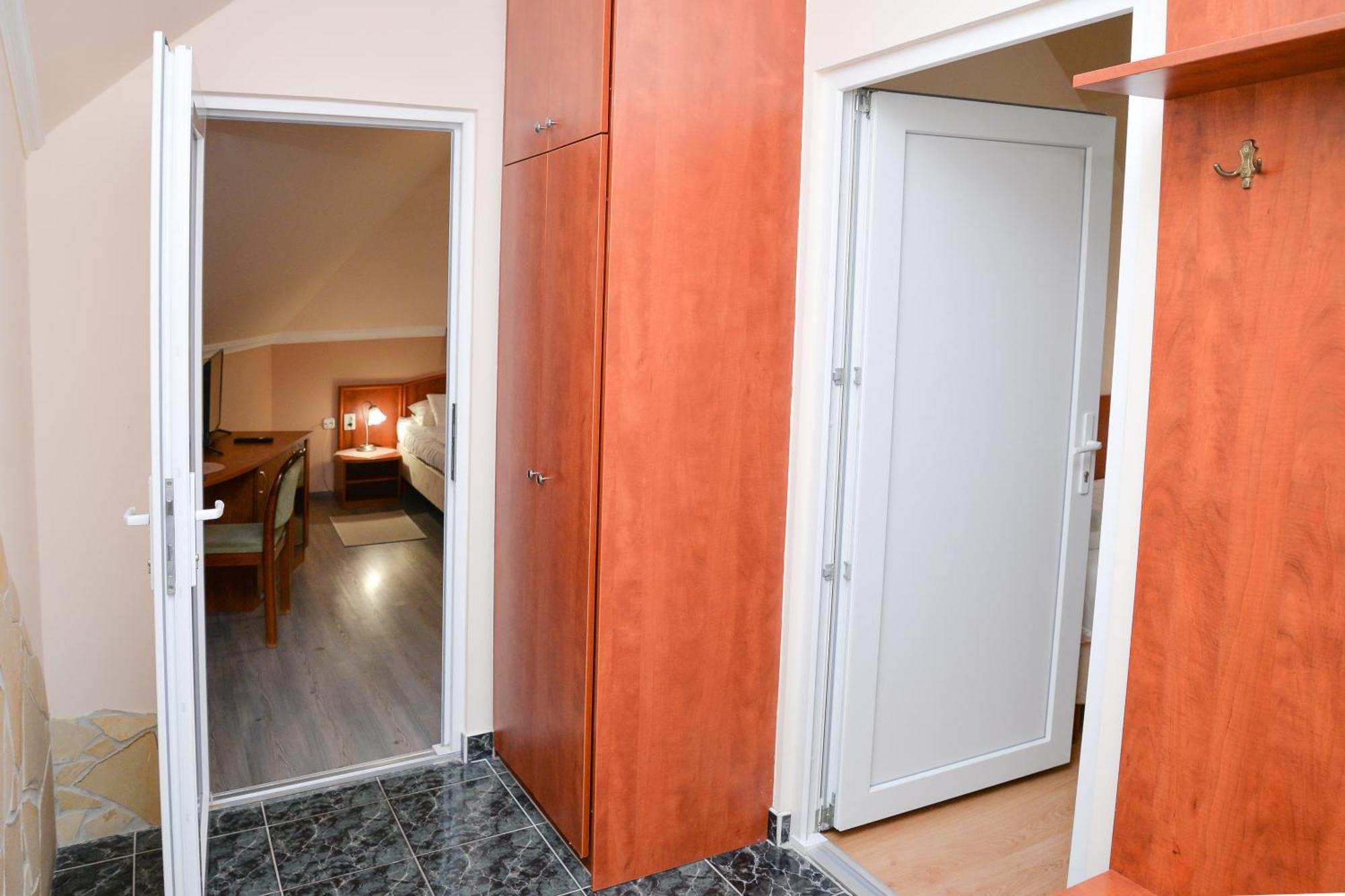 Bed and Breakfast Major Panzió és Étterem Hajdúszoboszló Esterno foto