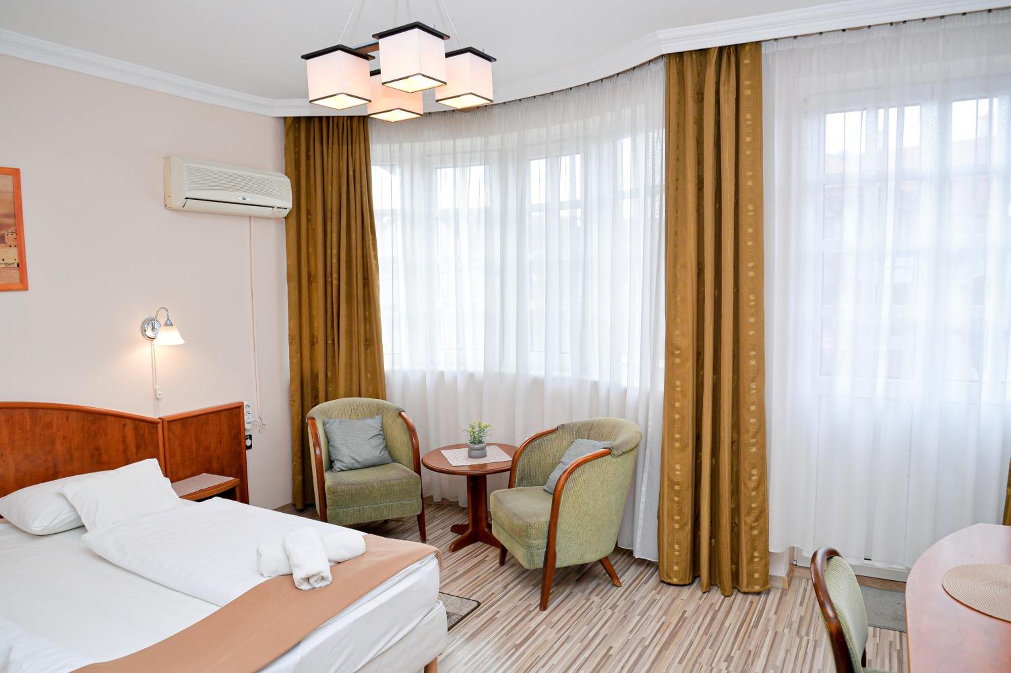 Bed and Breakfast Major Panzió és Étterem Hajdúszoboszló Esterno foto