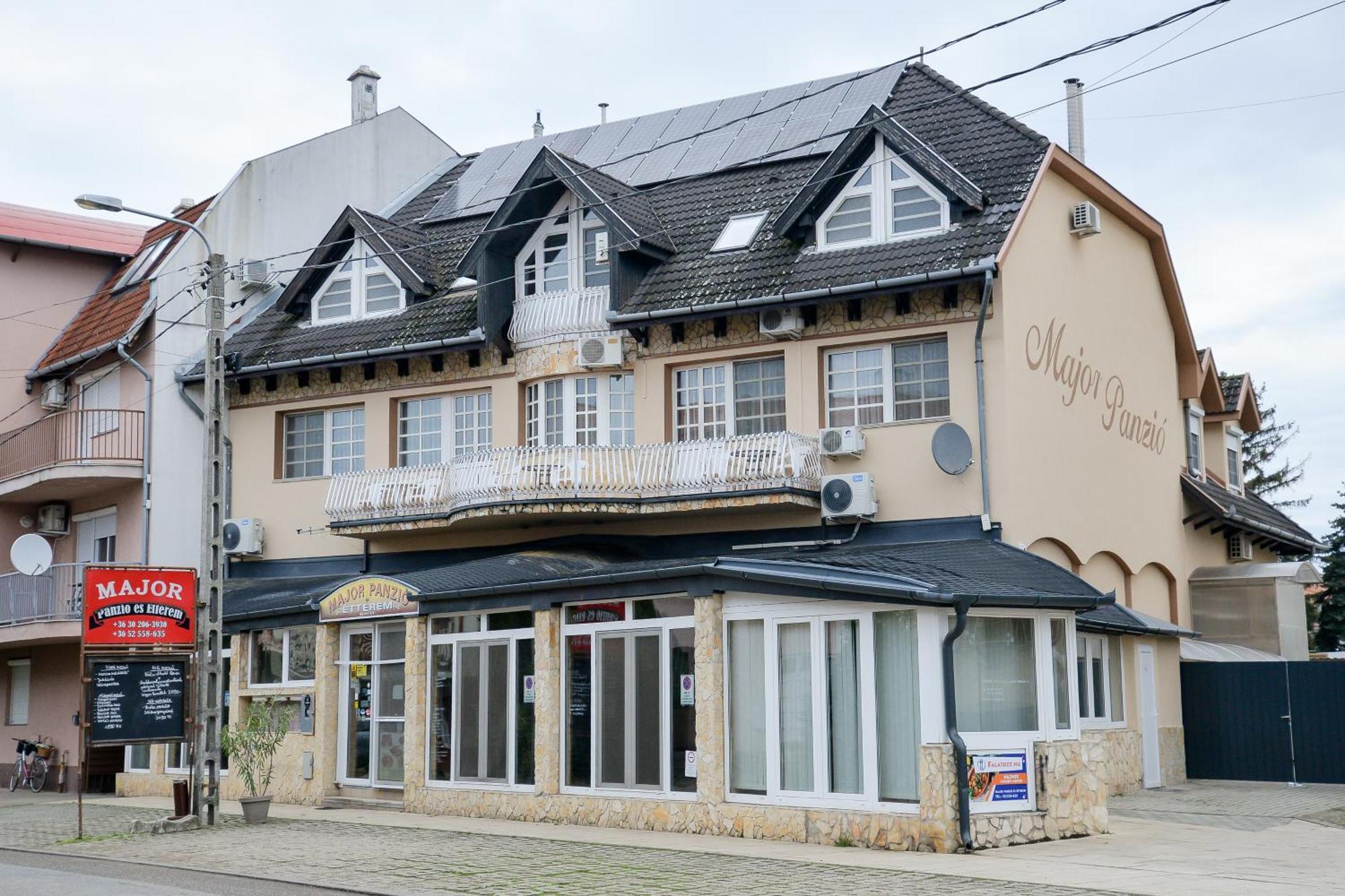 Bed and Breakfast Major Panzió és Étterem Hajdúszoboszló Esterno foto